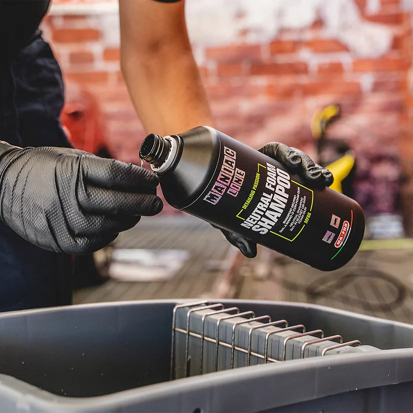 Maniac Line Neutral Foam Shampoo - Gentle car detailing shampoo for a spotless finish. Ships Canada-wide.
